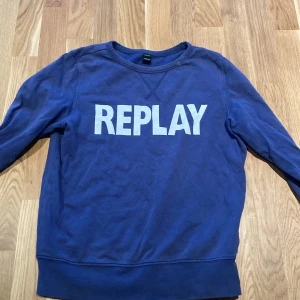 Replay tröja 164cm - Säljer min Replay tröja som tyvvär inte passar längre. Strlk:164cm. Skick:7/10 Använt ett fåtal gånger.