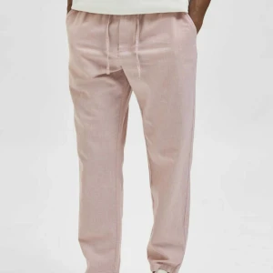 Rosa tygbyxa - Säljer dessa tygbyxor då de inte används. Dem är nya kan man säga då jag använt dem en gång! I storlek S