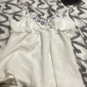 Linne - Vitt linne med blå detaljer. Storlek L egentligen men passar bra till M också. Köpte för 45 och säljer för 25