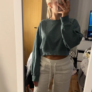 zara topp - Croppad sweatshirt i en jättefin grön färg. Knappt använd. Pris kan diskuteras.