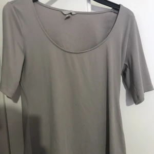 Tröja  - Ljuslila tröja från H&M, storlek 44 och pris: 60 kr