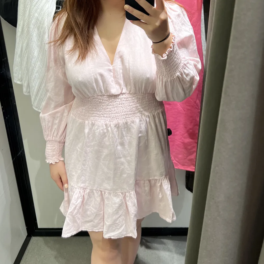 Säljer denna oanvända rosa långärmade klänningen i linne material från zara förra året! Skriv för mer frågor! Frakt står köparen för!❤️. Klänningar.
