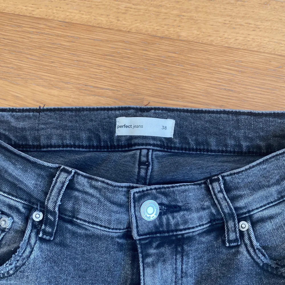 Jag säljer dessa svarta jeans då de är för små för mig och inte kommer till andvändning😢❤️ Tryck inte köp nu utan skriv till mig först💕. Jeans & Byxor.