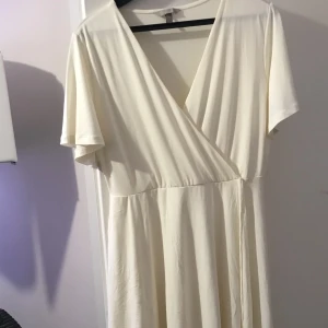 Klänning  - Vit klänning från H&M, bra skick. Storlek xl och pris: 100 kr
