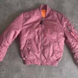 Bomberjacka  - Bomberjacka-Alpha Industries Passar mellan S-M  Jag är själv S  Använd 1 gång- nypris 2048kr Färg - Dusty pink  Köparen står för frakten 