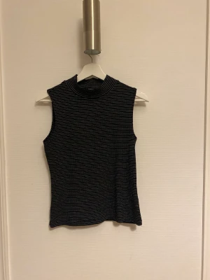 Svartvit topp - Fin topp i randigt motiv. Toppen är i storlek S och har en högre hals.