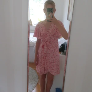 Klänning🌹 - Klänningen är rosa och röd och fylld med massa blommor. Jag skulle gissa att klänningen är i storlek S. Jac köpte klänningen på en secondhand och har inga defekter. Superfin och passar perfekt till sommaren!❤️ Kontakta mig för mer info.