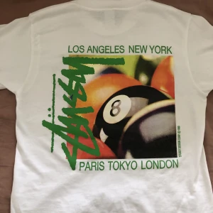 Stüssy t-shirt  - En jätte snygg stussy t-shirt i storlek S.  Säljer för har aldrig kommit till användning!