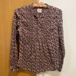 Blommig blus  - Söt blommig blus från HM, L.O.G.G! Hinner inte använda alla mina kläder 💜Hoppas att den ska bli älskad av någon annan!  Stl 38, använt men fint skick.