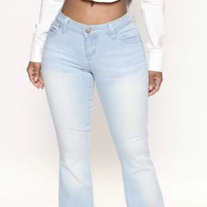 Bootcut/förare low waist jeans i ljusblått, mått: midja 32 tvärsöver, innerben 82. Jeansen är stretchiga så de passar strl 36/38 