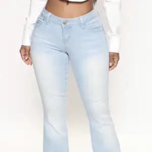 Bootcut/förare low waist jeans i ljusblått, mått: midja 32 tvärsöver, innerben 82. Jeansen är stretchiga så de passar strl 36/38 