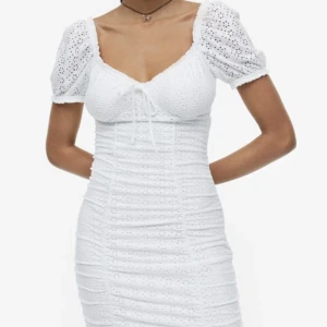 Vit klänning  - Fin sommarklänning, oanvänd men ingen prislapp kvar. 