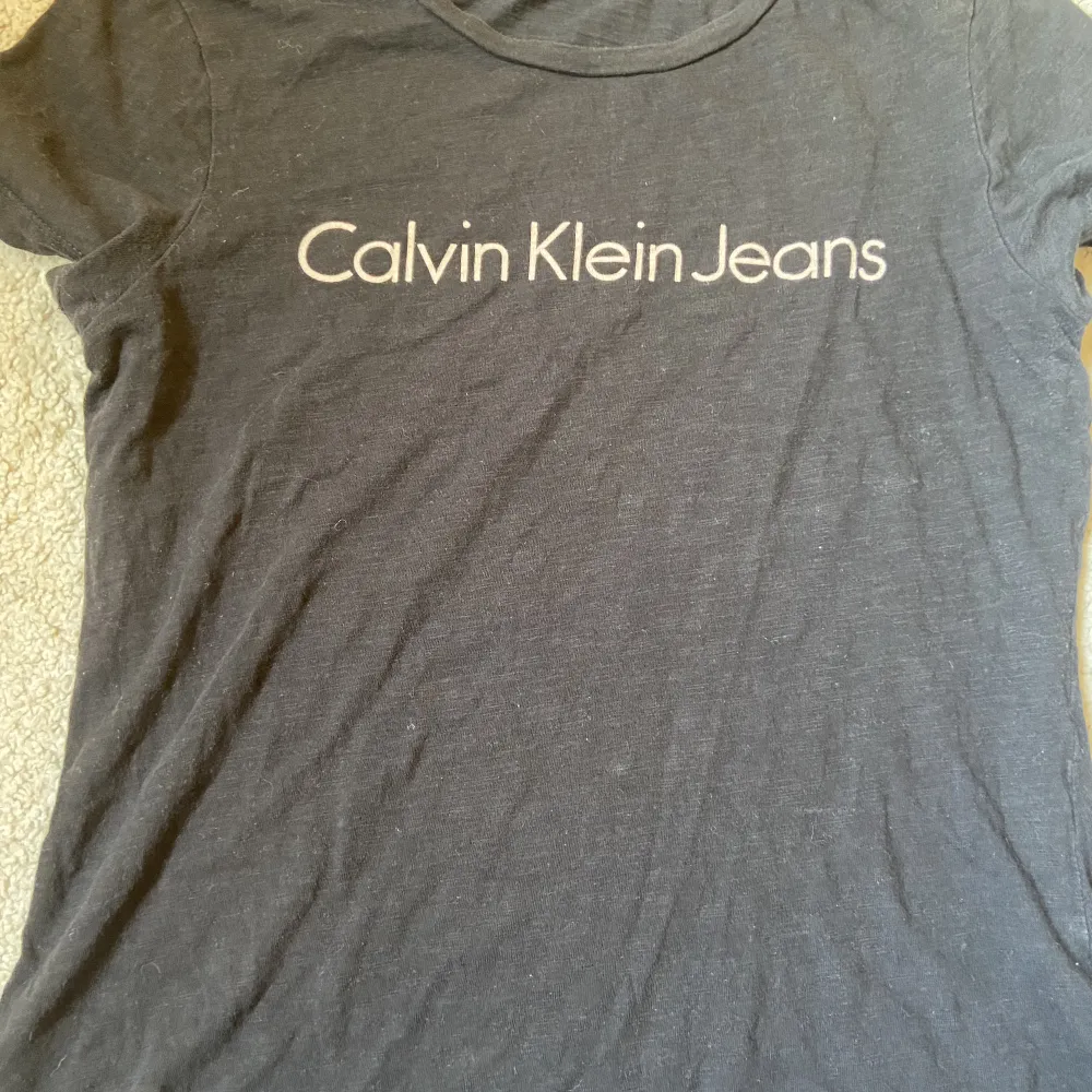 Säljer denna t-shirten från Calvin Klein. Användts sparsamt så är i väldigt bra skick 💕. T-shirts.
