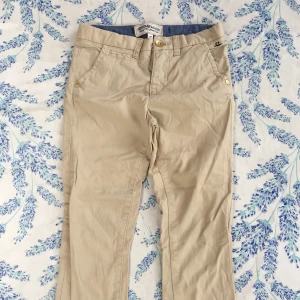 Fina sommarbyxor - Mjuka, tunna byxor, 98% bomull, 2% elastan. Justerbara i midjan. Smala ben.