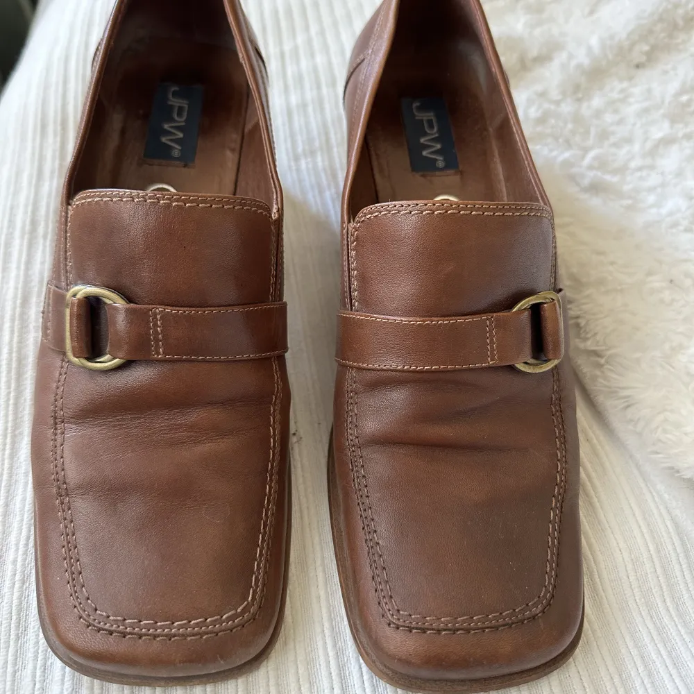 Säljer dessa bruna loafers i äkta läder! strlk 38, jag som oftast har 39 i skor passar i dessa så skulle säga att dom är något större i storleken💓Så fina med ljusa sömmar och guld detaljer. Klacken är 5cm🥰. Skor.