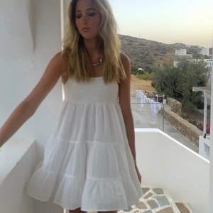Säljer en så fin somrig vit klänning från zara. I storlek s❤️🫶inte andvänd mycket (lånade bilder)
