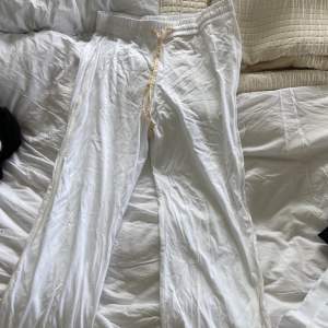 Vita pyjamasbyxor med beiga detaljer😍 helt oanvända!!!