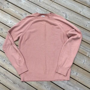 Filippa K, tunnstickad tröja - Snygg, tunnstickad tröja i härlig  rosa. Strl M. Använd ett fåtal gånger och i mycket gott skick. 