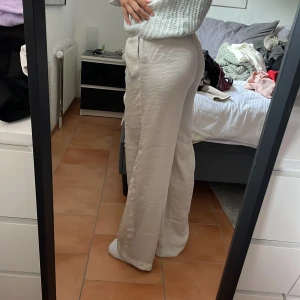 Silke linnebyxor  - 2 par linnebyxor, ett par tunna beige i storlek s, och ett par ljusblåa linnebyxor i storlek s, beige är i bra skick o de blåa använda ca 2 gånger. Båda är ifrån Hm, båda för 150kr + frakt eller 1 par för 80kr+frakt