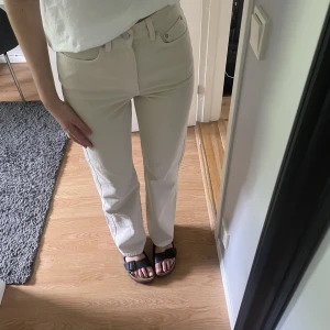 Weekday Row jeans💖 - Säljer dessa jeans från weekday i modellen row, de är w 27 och L 34🩷pris från 200, hör av er vid frågor🥰 Köparen står för frakten!