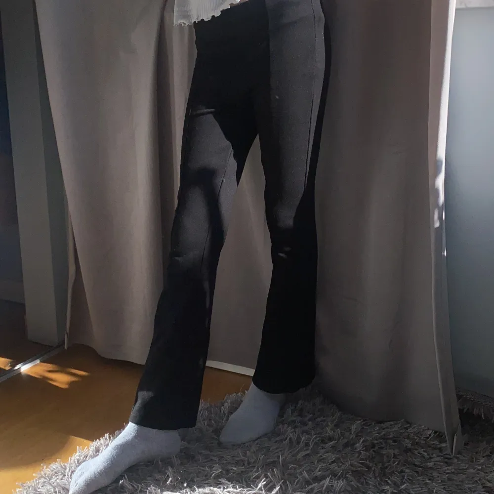 Ettors svarta byxor som är utsvängda där nere från Zara. Storlek 140-10år. Jeans & Byxor.