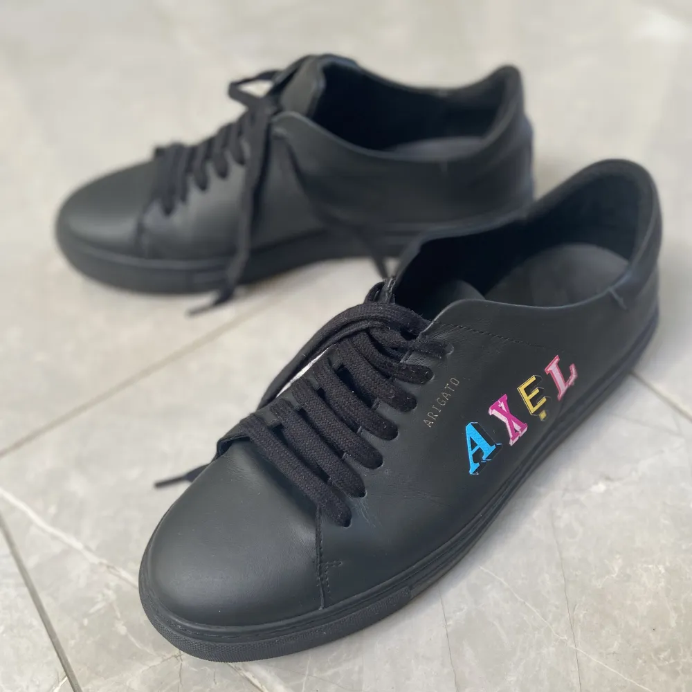 Hej! Säljer nästan oanvända Axel Arrigato skor i storlek 42.  Skick: 10/10 Vid köp får du med originalpåsen. För fler frågor eller bilder är det bara att höra av sig.  . Skor.