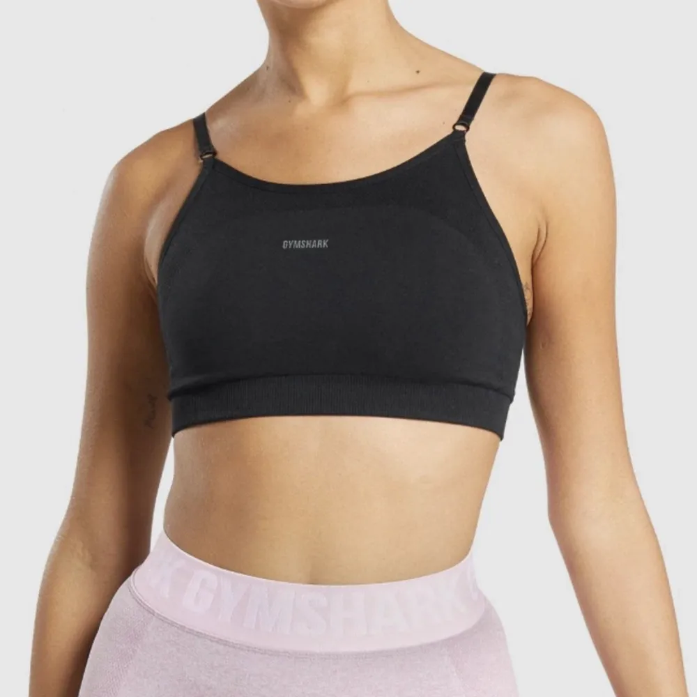 Sport-bh från gymshark i modellen ”flex strappy sports bra” i bra skick!🦋 hör av er vid minsta intresse eller funderingar 🫶. Toppar.