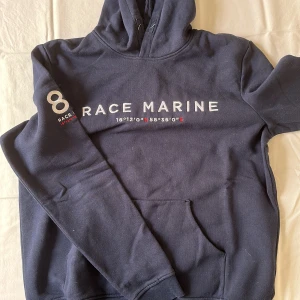 Mörk blå race marine hoodie - Mörk blå racemarine hoodie knappt använd