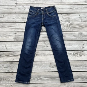 Lågmidjade Pepe jeans - Mörkblå jeans från pepe jeans. Jag säljer då dem blivit för små för mig. Det har inga defekter. Använt sparsamt, några gånger. Köptes nya för 999 kr