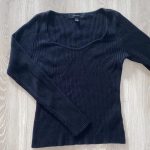 Svart topp - Gullig ribbad topp. inga skador. Köpt för 300, pris kan diskuteras 💓💓