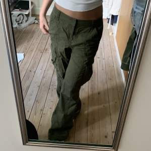 Cargopants - Coola cargobyxor/ cargopants från Hm💚är uppsprättade där nere så dem är i perfekt längd för mig som är 170cm💗storlek 38 men skulle säga att det passar 34-38💗skriv om fler frågor💗