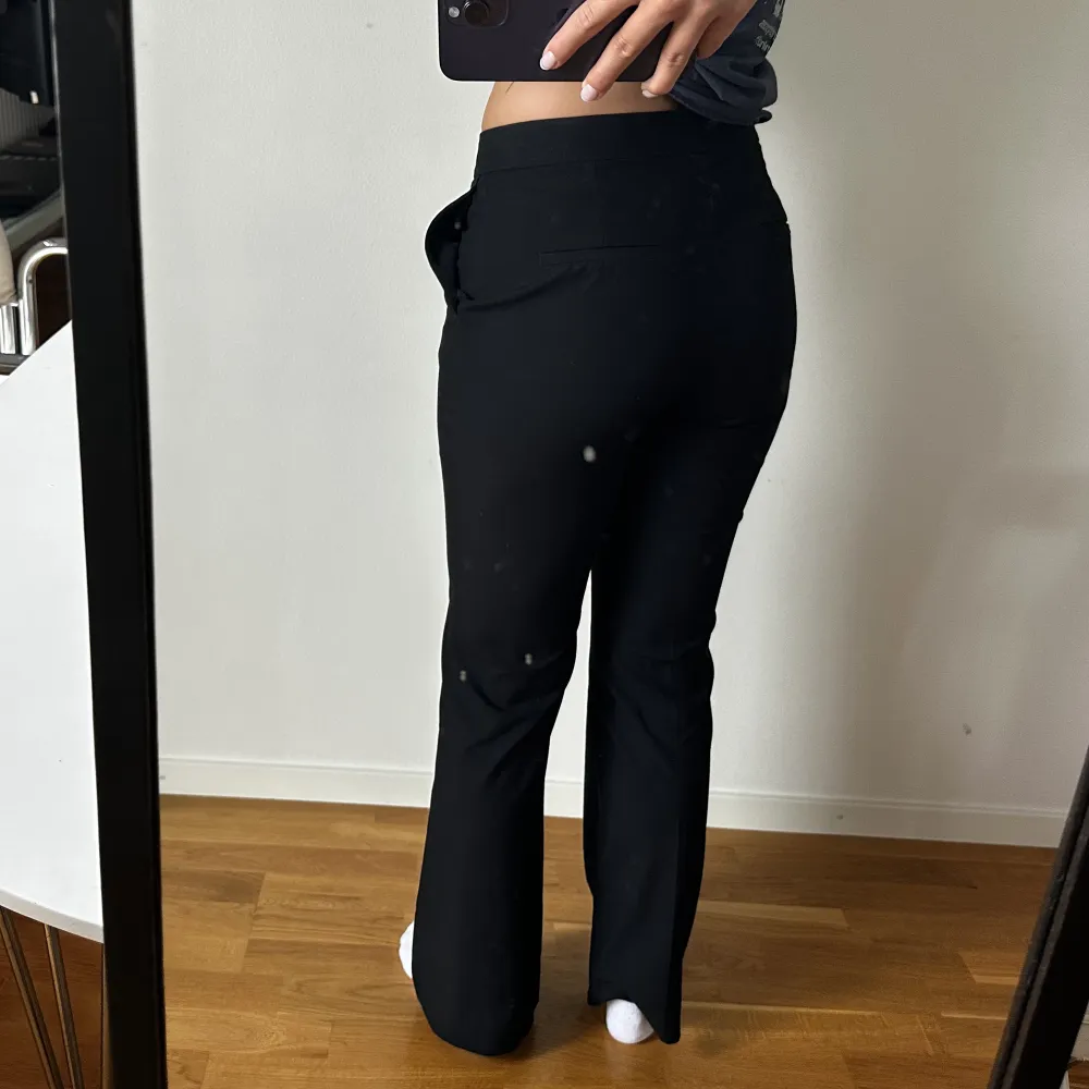 Svarta raka kostymbyxor, som referens är jag 167cm lång. Jeans & Byxor.