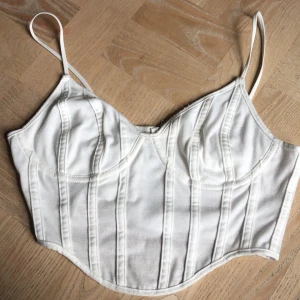 Korsettopp - Fin korsettopp, har provat på och använt för event en gång. Blir sällan använd dock. Fin och i nyskick, inga defekter eller slitningar :) toppen under sommaren eller på event, den har dock ingen lapp kvar men skulle gissa att storleken är xs/s