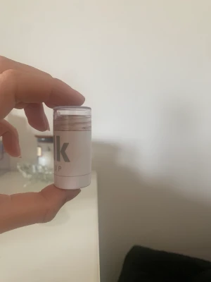 Milk bronzer  - Lägger upp annons om milk bronzer igen pågrund av oseriös köpare. Använd ca 3-5 gånger i färgen baked. Produkten renas innan den säljs 🤍