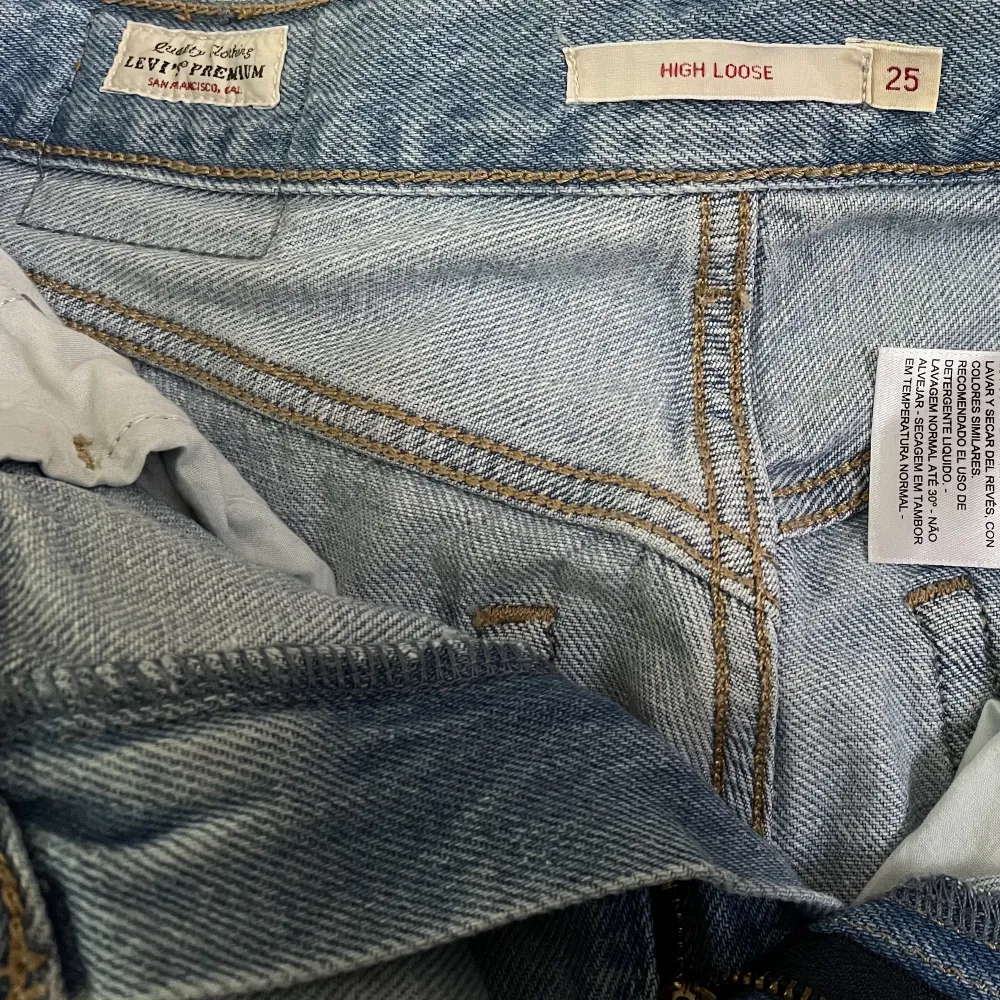 Hög midja och vida ben. Ljusblå Levi’s jeans i strl 25 - midja 25, längd 33.  Köpta för 1695 kr. Endast provade och tvättade en gång.. Jeans & Byxor.
