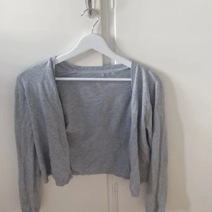 Grå kofta - För liten för mig,jätte snygg och fin. Lappen är borta men jag vet att den är från hm hör av dig om du är intresserad❤️