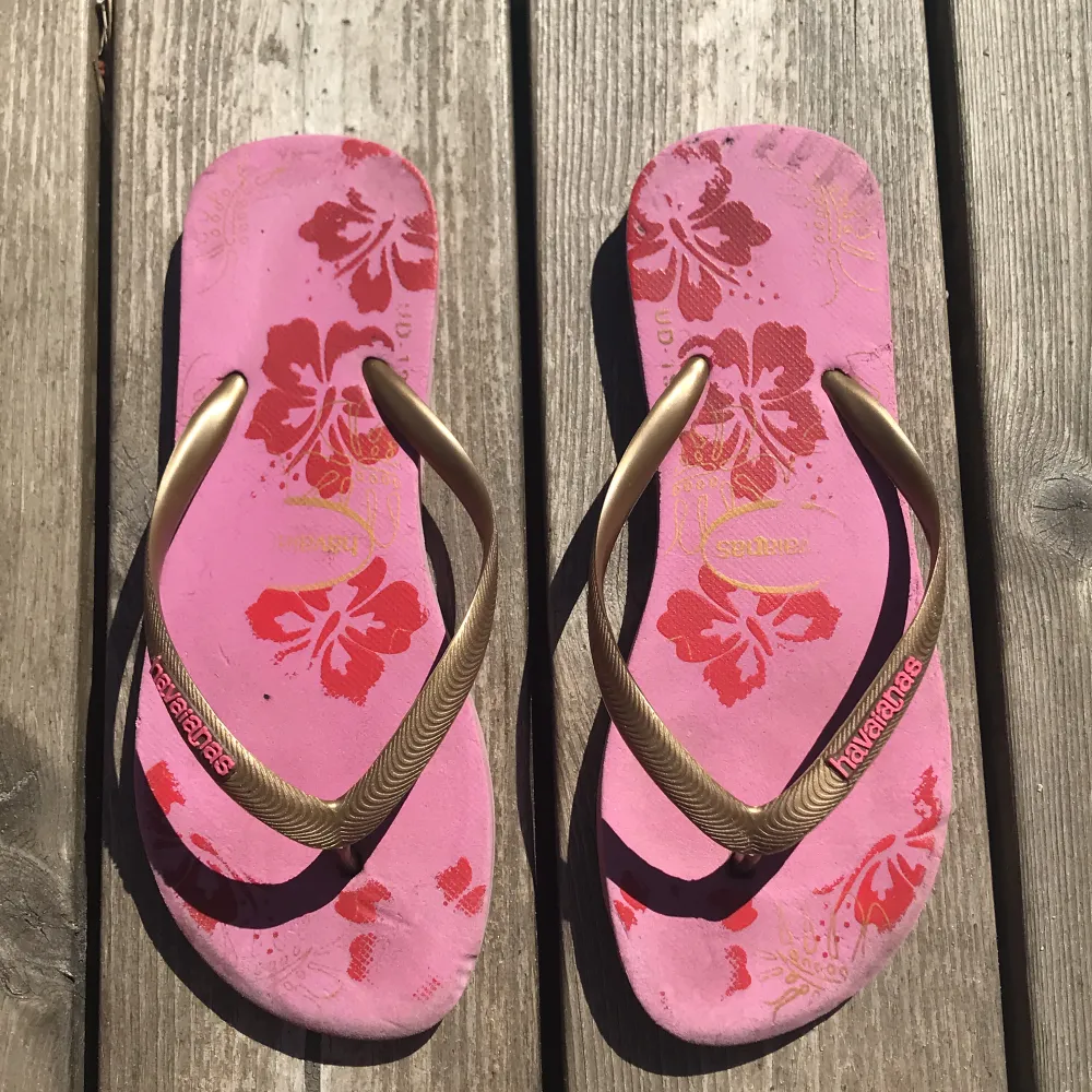 Säljer dessa rosa flip flops från havaianas. Inte säker på storlek men passar som 37💕Är ganska slitna och därav priset.. Skor.