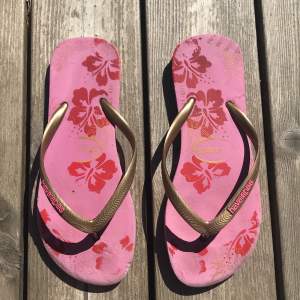 Säljer dessa rosa flip flops från havaianas. Inte säker på storlek men passar som 37💕Är ganska slitna och därav priset.