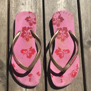 Säljer dessa rosa flip flops från havaianas. Inte säker på storlek men passar som 37💕Är ganska slitna och därav priset.