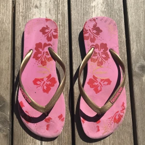 Flip flops - Säljer dessa rosa flip flops från havaianas. Inte säker på storlek men passar som 37💕Är ganska slitna och därav priset.