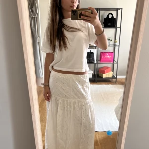 Långkjol!!❤️❤️❤️ - Skit snygg kjol som är perfekt till sommaren! Jag är 172, skicka meddelande om eventuella frågor❤️❤️