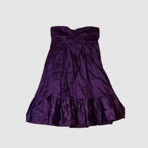 Lila strapless klänning - Jättesöt lil klänning med volanger 