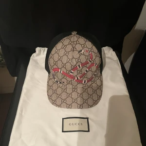 Gucci Snake keps - En äkta Gucci snake keps i extremt bra skick , använd en gång , medföljer påse och original förpackning. Inga byten bara sälj, kvitto finns!
