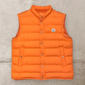 Moncler - Moncler Febe Down Vest Orange  Storlek: 4 (L) Skick: 9/10 flawless  Pris: 2500 