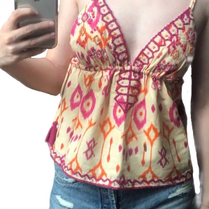 Topp - Super fin topp från Zara. Köpte den i storlek S men var förstor för mig. Då jag försökte sy in banden men passa mig fortfarande inte. Är helt oanvänd inga fläckar elr repor. (Bara där jag sydde in banden)