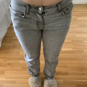 Lågmidjade jeans - As fina grå straight jeans från ginatricot. De är lite slitna längst ner vid fötterna, men det är inget man tänker på🌸
