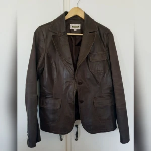 Brun skinnjacka  - Supersnygg brun skinnjacka i storlek XL  Skulle säga att den passar M-XL beroende på hur man vill att den ska sitta. Den är oversize, supersnygg!!  Skinnet behöver lite kärlek, rekommenderar att man smörjer