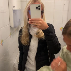 Zara tröja  - Köpte den här tröjan från zara i storlek S och är en super fin tröja som är helt oansvänd. Säljer pågrund av ingen sndvänding 