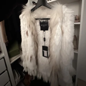 Tunn pälsväst, från hollies.   - Aldrig använd. Prislapp på. Storlek M men passar även folk med storlek S! Äkta päls. Nypris: 2000kr. Pris går att diskuteras 