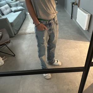 Ljusblå jeans - Använder knappt, snygga blå jeans, skick 10/10 för jag använde knappt köpte för typ en månad sen